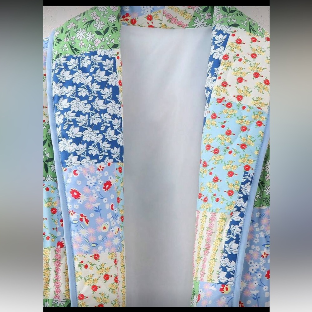 Double-Pocketed Floral patchwork
Jacket With Shaw… - image 4